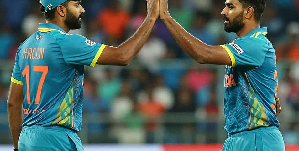 शारजाह की पिच पर 43 प्रतिशत डॉट गेंदें, और कमरे के बाहर एक कप्तानी की ख़ामोशी