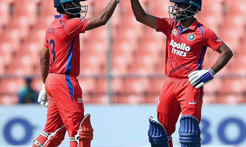 बोलैंड की दो गेंदें और बारिश का लंबा साया: जॉर्ज पार्क के पहले दिन की असली कहानी